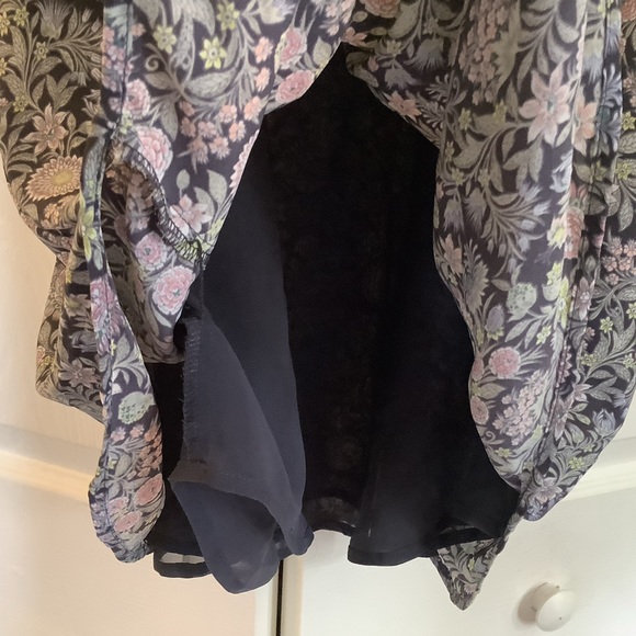 Loft Flowy Gray Dark Floral Spaghetti Strap Top. Size M. - Picture 7 of 8